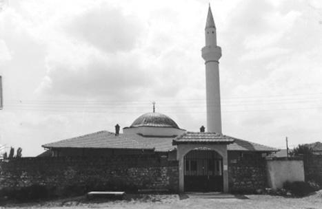 TRASHËGIM 131 132 Objekti i Xhamisë së Hasan Agës në Rogovë të Hasit, që e ngriti Hirësia e Tij Hasan Pashë Jemishçiu në vitin 1580, e që është në shërbim fetar edhe sot.