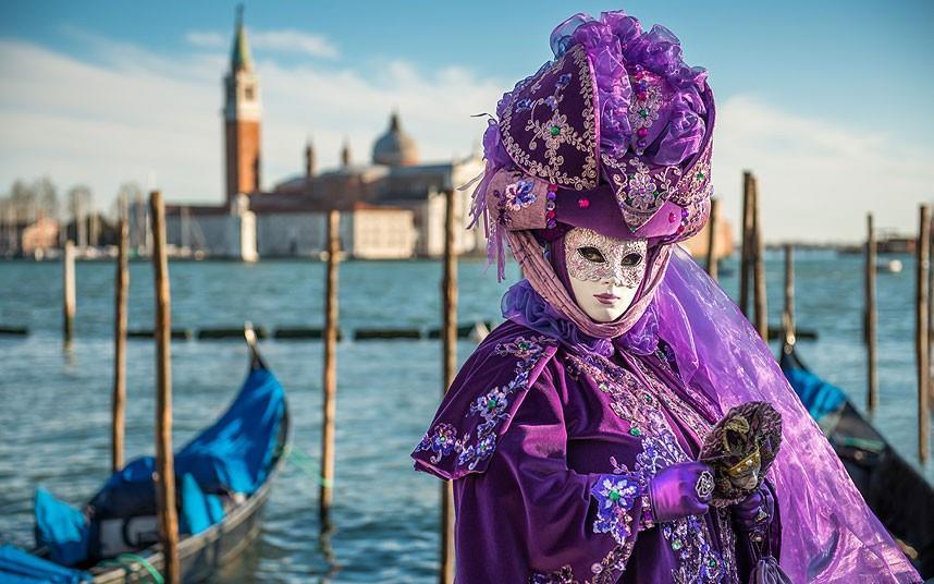 Famous for its grandeur, Carnivàle di Venezia, the biggest Italian carnival in the world takes place during the end of January.
