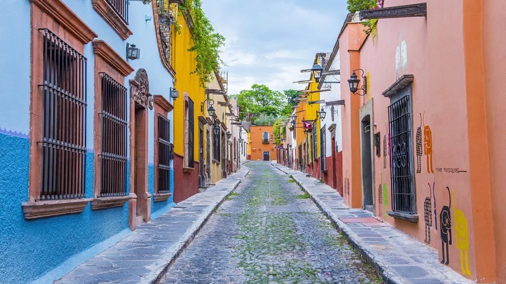Beginning with two nights in the bustling capital, you ll have ample opportunity to soak up the energy and culture of Mexico City, before heading on towards the famous pyramids of Teotihuacan.