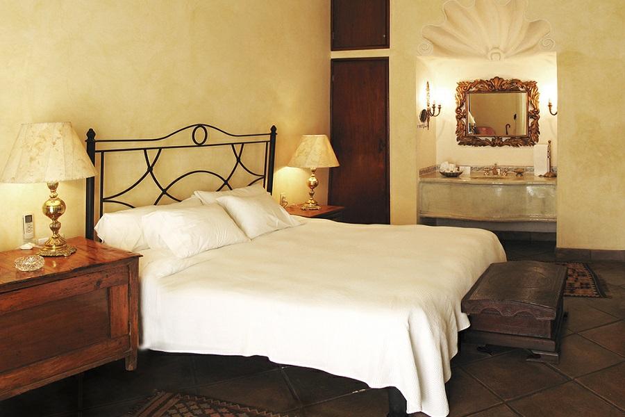 ACCOMMODATION GUADALAJARA VILLA GANZ Set in a cozy 1930s villa in the historic Zona Rosa, this boutique hotel only has ten suites, each one distinctive in its size and design.