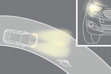 Uz upaljeno kratko ili dugo svetlo, ova funkcija omogućava snopu prednjeg fara za maglu da osvetli unutrašnost krivine, kada je brzina vozila manja od 40 km/h (gradska vožnja, krivudavi put,