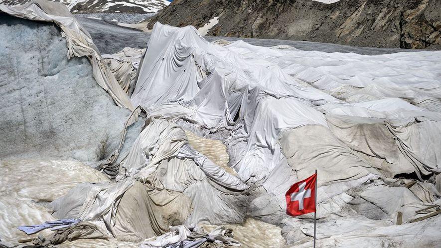 Name: Date: Hr: Swiss villagers cover glacier in blankets to combat global warming By USA Today, adapted by Newsela staff on 03.26.18 Word Count 656 Level 800L Image 1.
