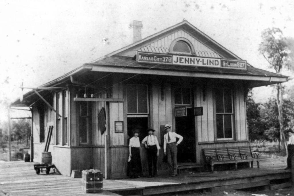 The southern end of the Jenny Lind depot, probably between 1900 and 1903. The lady is Betty Blake who will later become the wife of Will Rogers.