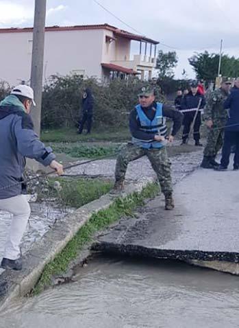 E hënë 4 Dhjetor 2017 FAQJA E PARE - 3 inistri i Brendshëm, MFatmir Xhafaj, ishte dje në Novoselë për të inspektuar nga afër situatën e shkaktuar nga përmbytjet, pas daljes nga shtrati të lumit Vjosë.