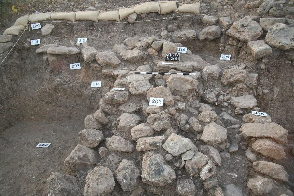 These graves included: L207 (Bs. 2079, 2080, 2087, 2088, 2090) and L214 in Sq. N1 (Fig. 12), including some Iron Age pottery not in situ, and L209 (Bs. 2078, 2081) in Sq. containing a grindstone. Fig.