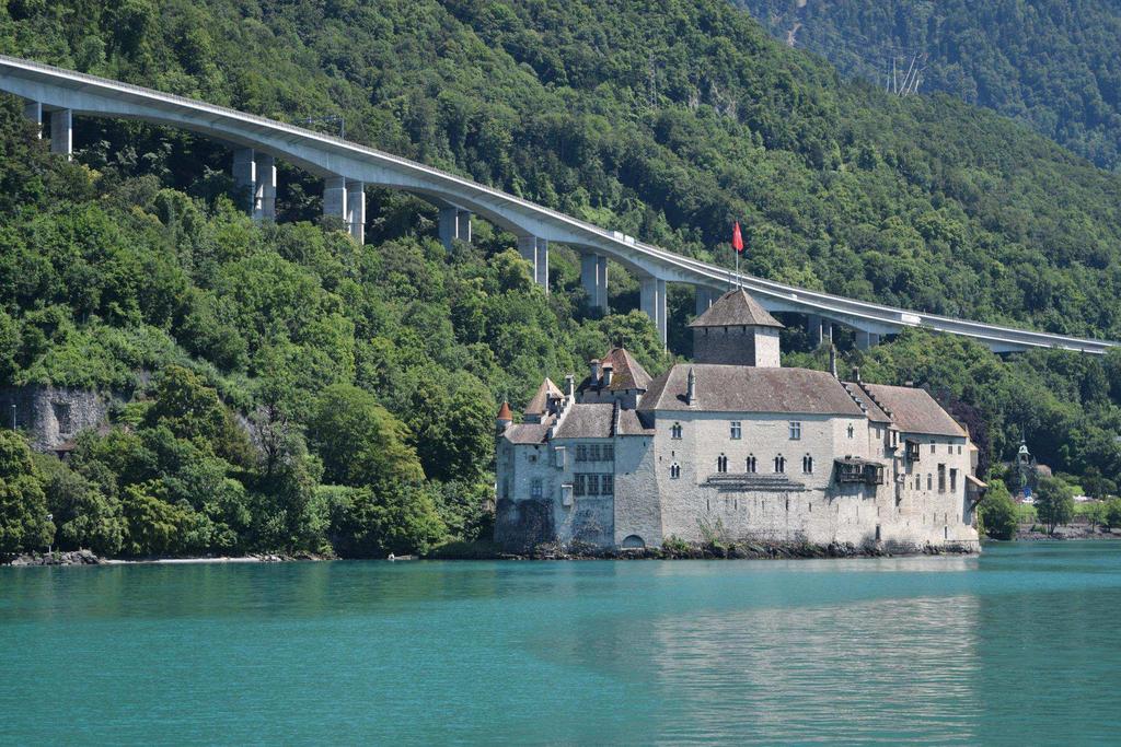 30 th June: Castle of Chillon Inthemiddle ofthe day,attheend ofthe 6 th GlobalBotanicGardensCongress,departurefromGenevaby bustoreach thecanton of Valaisin the earlyevening.