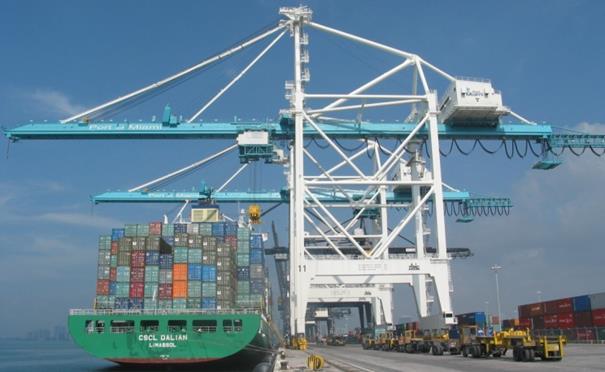 Super Post-Panamax Cranes Cranes have the capability of servicing ships that are 22 containers