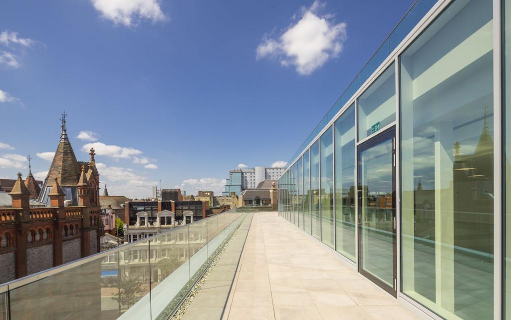 + INSIDE-OUT + INSIDE-OUT Our large roof terraces create the ideal setting for staff to meet and relax away from their work
