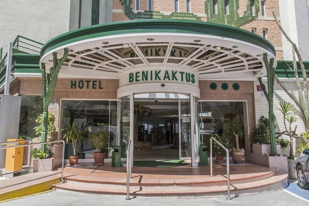 Benikaktus, 3 stele - Benidorm Descriere HOTEL BENIKAKTUS: Hotelul complet renovat in 2008 este situat in apropierea plajei Levante, oferind de la inaltimea dealului pe care este pozitionat o