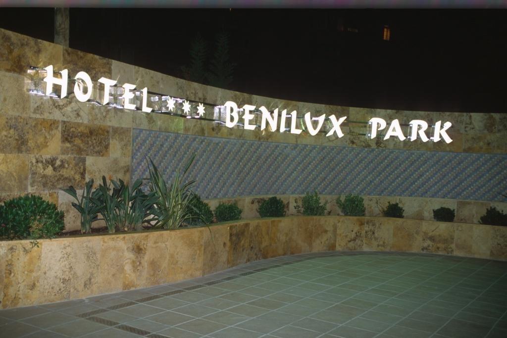 Benilux Park Hotel, 3 stele - Benidorm Descriere HOTEL BENILUX PARK: Hotelul este o alegere buna pentru petrecerea vacantei pentru cei care vor sa fie aproape de plaja