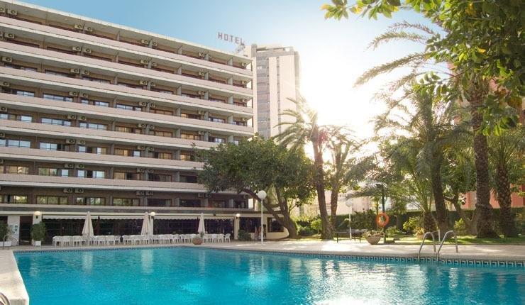 Localizare HOTEL BENILUX PARK: Hotelul se afla la 60 km de Aeroportul Alicante si la 160 km de Aeroportul Valencia.