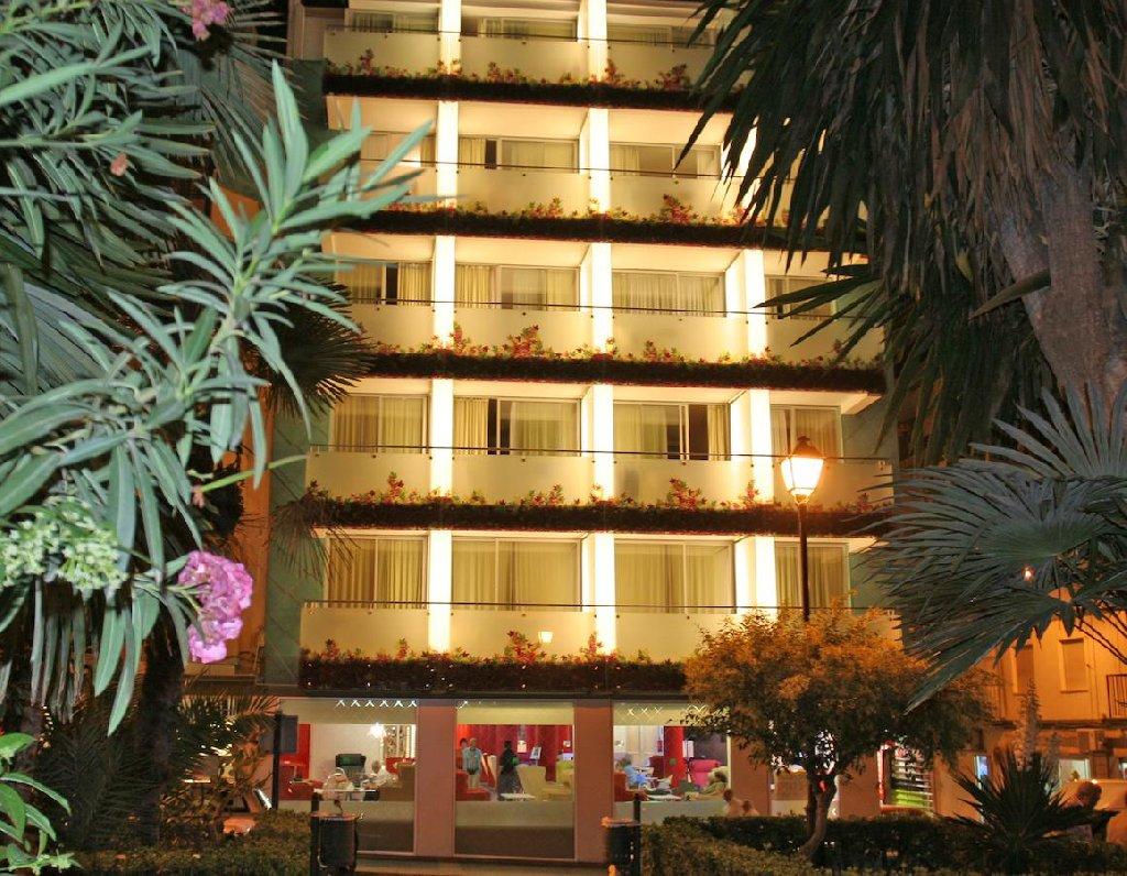 Oasis Plaza Hotel, 3 stele - Benidorm Descriere HOTEL OASIS PLAZA: Hotelul este amplasat intr-o locatie ideala atat pentru turistii care vor sa se bucure de plaja si soare, cat si pentru cei care
