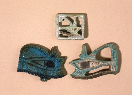 Ovaj amulet izrađivan je od glačane keramike, drveta, granita, hematita, karneola, lapis lazulija, zlata, srebra i mnogih drugih materijala, a naziva se ut at.