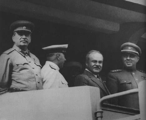 Enver Hoxha ob svojem prvem obisku pri Stalinu v Moskvi julija 1947, kjer je brez večjega uspeha poskušal povečati sovjetsko zanimanje za albanske zadeve, ki so tudi po tem potekale v okviru