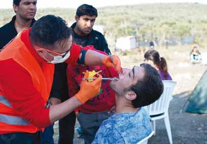 38 Marec 2016 Intervju Jure Poglajen pri zobozdravniškem prostovoljskem delu z begunci na otoku Lezbos novembra 2015. Kakšno je vzdušje v begunskem taboru?