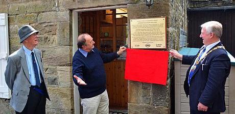 of Civil Engineers, unveiled a plaque at Manse Road Basin Linlithgow, home of the Linlithgow Union Canal Society, to mark the Edinburgh & Glasgow Union Canal as an historic engineering landmark.