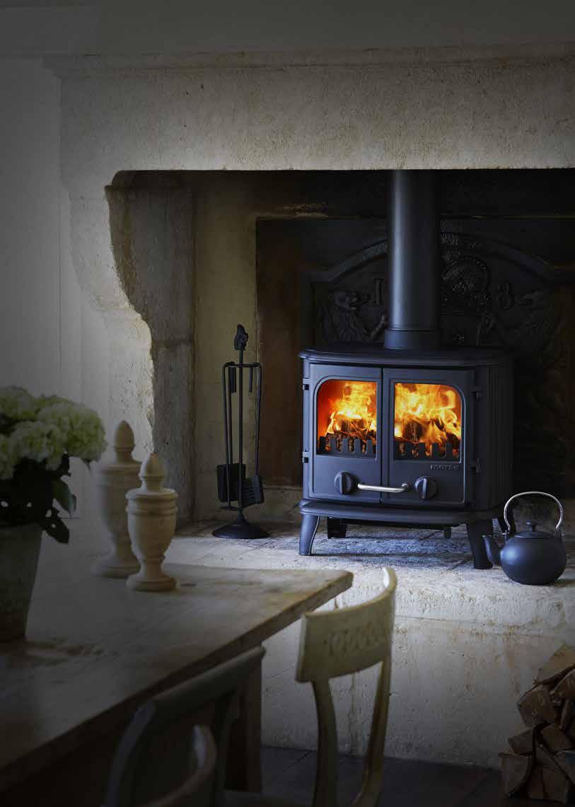 Nostalgic look, glowing with English charm. The cast-iron stove, which is very spacious and effective, was the creation of the English designers, Queensbury Hunt.