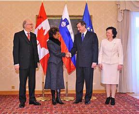 Generalna guvernerka Kanade v Sloveniji Generalna guvernerka Kanade je z velikim navdušenjem odšla na državniški obisk v štiri evropske države - Madžarsko, Češko, Slovaško in Slovenijo.