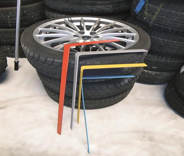 Velikost gum se ugotovi z uporabo kotnih označevalcev velikosti gum. V sestavu je možna različna uporaba nalepk.