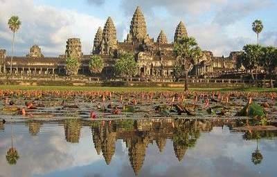 O P T I O N A L E X T E N S I O N T O A N G K O R W A T Angkor Wat, Angkor Angkor Thom, Angkor DAY 13: WEDNESDAY, 13 FEBRUARY VIENTIANE / BANGKOK / SIEM REAP After disembarkation and a city tour of
