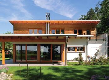 Prevladujoči sistemi lesene gradnje v Sloveniji Okvirno-panelna konstrukcija Pri okvirni konstrukciji sestavljajo stene leseni okviri iz stebrov in prečk različnih dimenzij.