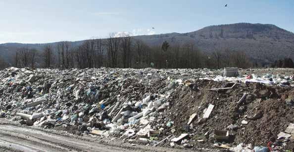 Kočevska www.kocevje.si Mozaik september 2018 3 Odpadki blizu Mozlja že zasuti Oktobra bo končan postopek zapiranja odlagališča Mozelj, na katerem se smeti ne odlagajo od februarja 2013.