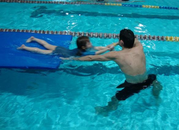 1.7.1 DIDAKTIČNI PRIPOMOČKI ZA PRILAGAJANJE NA VODO Naš sistem plavalnega opismenjevanja opredeljuje v predšolskem obdobju 10-urni plavalni tečaj s ciljem prilagoditi otroke na vodo (Jurak in Kovač,