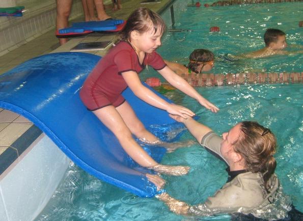 Veliko otrok te starostne skupine je še vedno neprilagojenih na vodo, zato moramo običajno pred učenjem prve plavalne tehnike otroke še prilagoditi na vodo (Jurak in