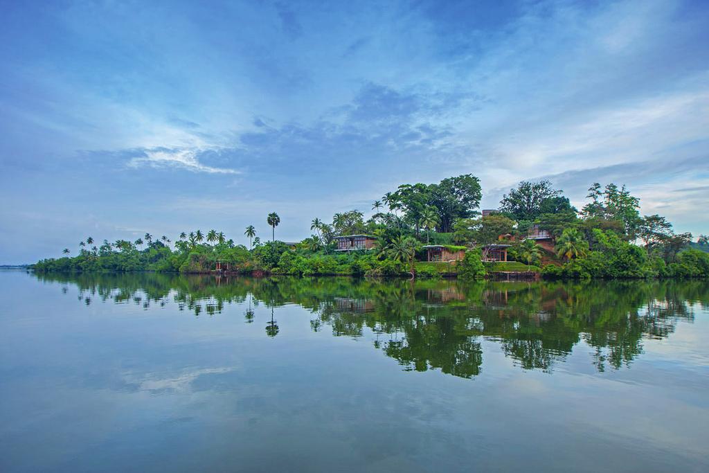 The tea estate includes cinnamon, rubber and coconut plantations. Koggala lake provides an excellent opportunity to enjoy a boat safari.