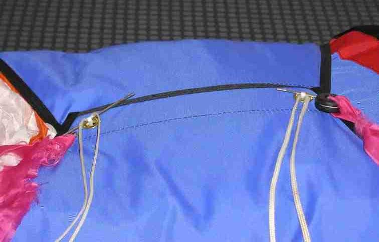 Thread the auxiliary packing lines through the grommets in the left side flap and pull out the closing line loops, then secure them with auxiliary