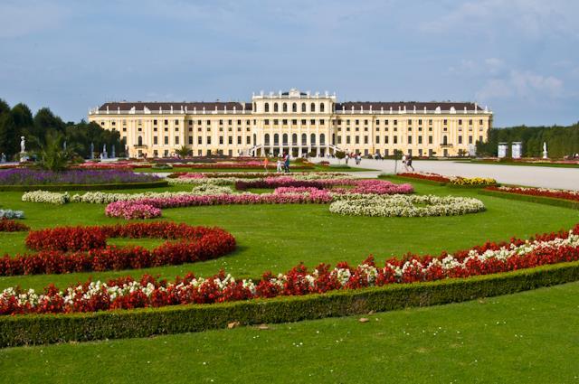 Along the Ringstrasse we show numerous grand buildings, such as the MAK, the State Opera House, the magnificent Museum of Fine Arts with its world famous art treasures of the Habsburgs and the