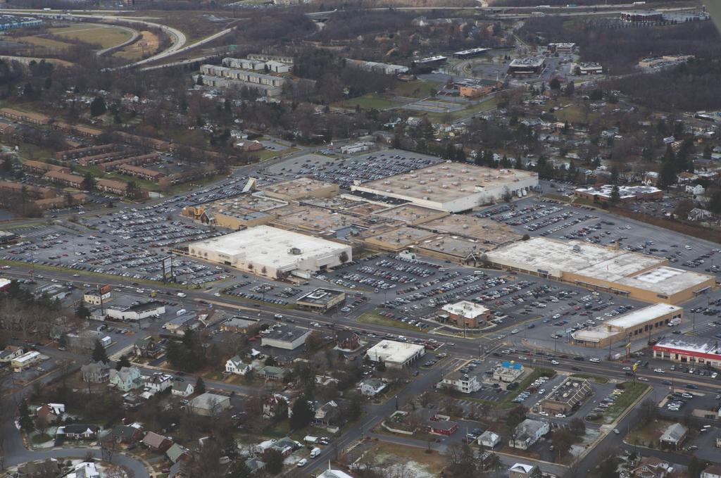 PROPERTY AERIAL MAP COLONIAL PARK MALL HARRISBURG, PENNSYLVANIA I-83 84,000 VEHICLES / DAY I-81 74,000 VEHICLES / DAY COLONIAL ROAD