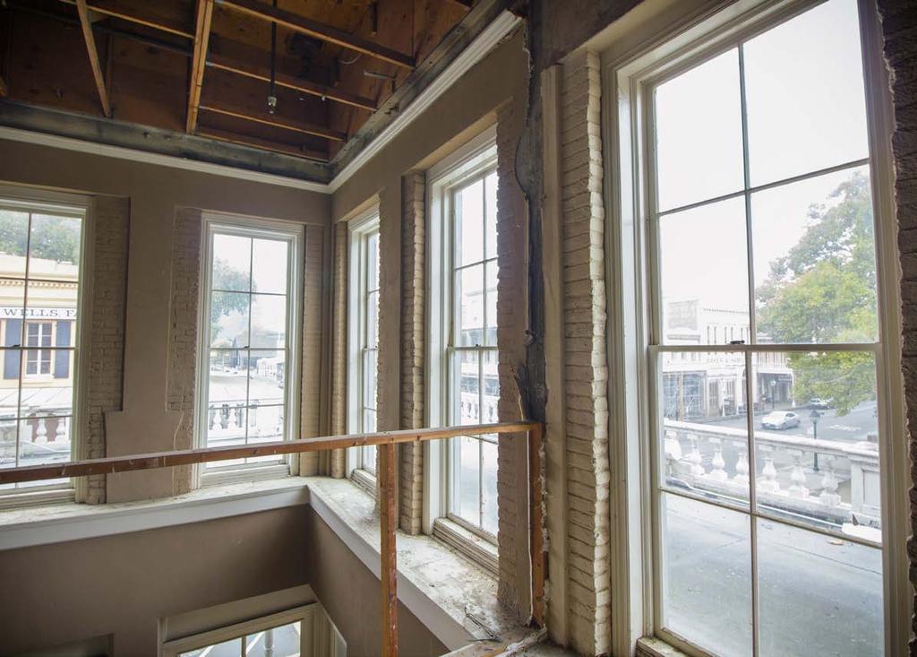 The building has modern features while embodying Old Sacramento s traditional style and heritage.