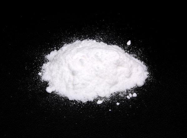 Alendronat se kao sol trihidrat nalazi u čvrstom kristalnom stanju kao bijela sol, nehigroskopna, empirijske formule C4H12NNaO7P2 3H2O.