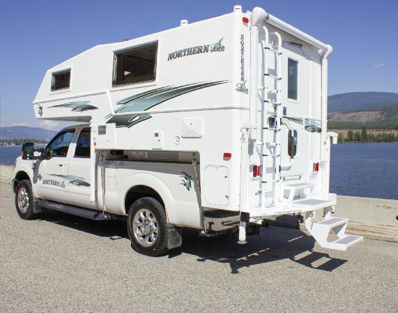 8 11 Q CLASSIC SPECIAL EDITION STANDARD FEATURES 8 Side awning Wireless electric jacks 7
