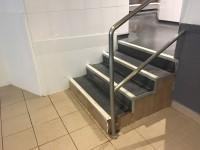 The going of the step(s) is/are not between 30cm and 45cm. There is a/are handrail(s) at the step(s). The handrail(s) is/are on the right going up.