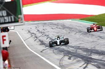 22 - SPORT E hënë 10 Korrik 2017 FORMULA 1 alteri Botas arriti t'i Vbënte ballë sulmeve të Sebastian Fetel për të siguruar fitoren e tij të dytë në karrierën në Formula 1, falë triumfit në Çmimin e