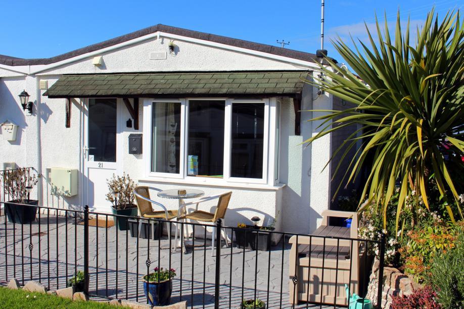DART VALE 21 GALMPTON PARK HOLIDAY BUNGALOWS One well behaved dog welcome free of charge, 2 small dogs allowed at 10 extra (over 8 months old please) Bed linen included and towels included, along