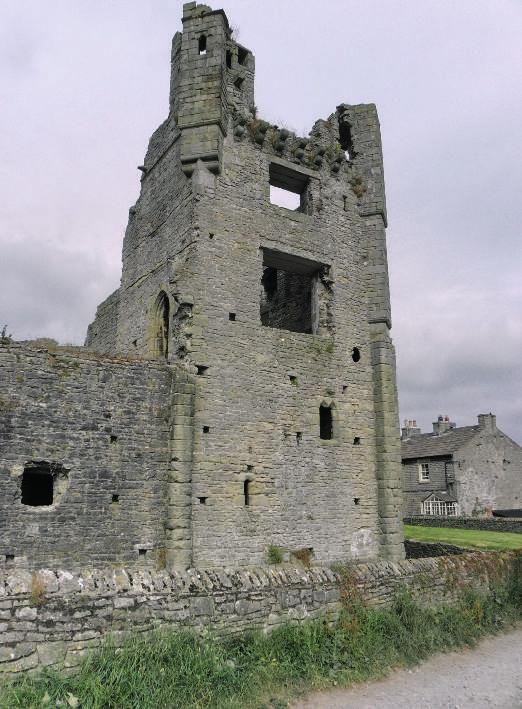 Middleham: The north-east (gatehouse) tower from the