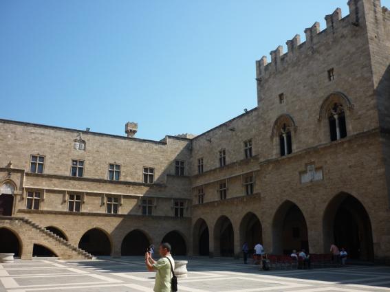 The palace was built in the 14 th century, built by the Knights of Rhodes, who settled here during the years 1309-1522.