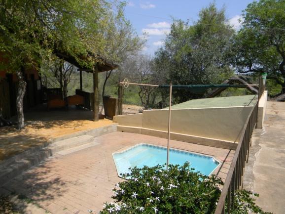 An outside barbeque area with a small swimming pool and a view-tower overlooking a waterhole is available for use by volunteers at Uitsig house.