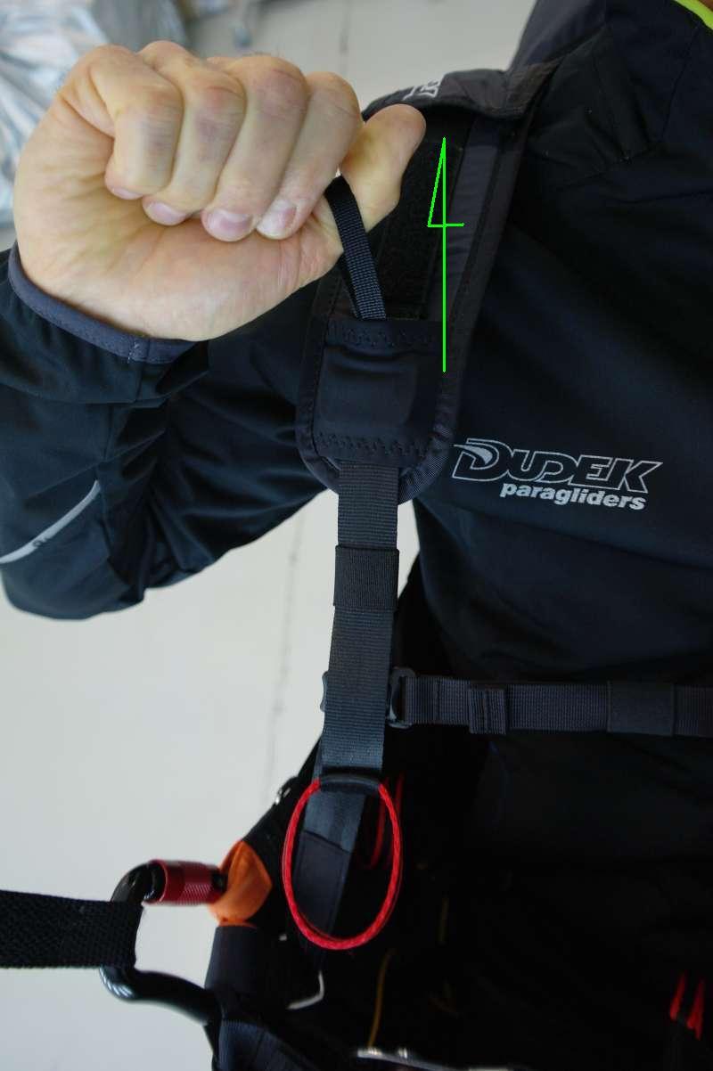 7. Harness/paraglider connection Soul harness is equipped with aluminium Dudek carabiners of 20 kn strength. Use them to connect the risers to the harness.