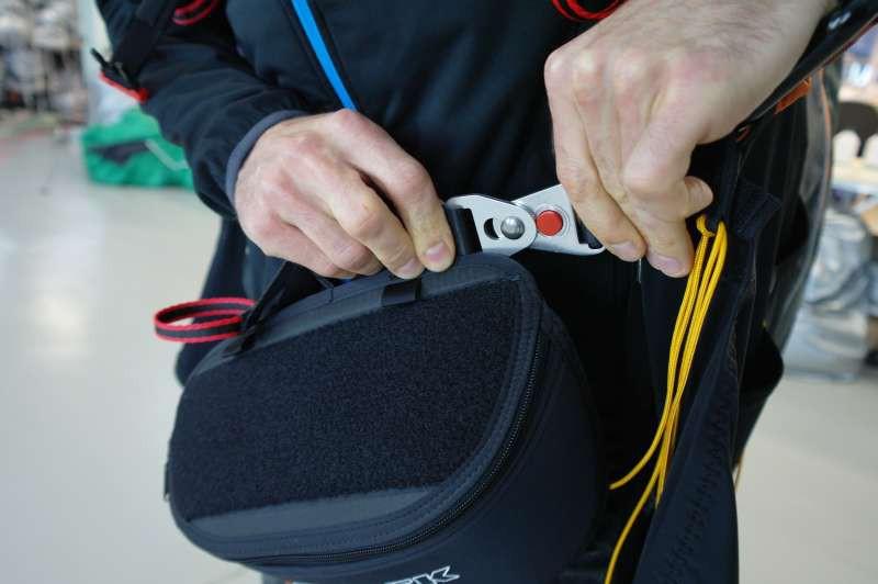Length adjustment buckles In order to avoid falling out of the harness it is imperative to check before each launch if the chest and legs straps are closed.