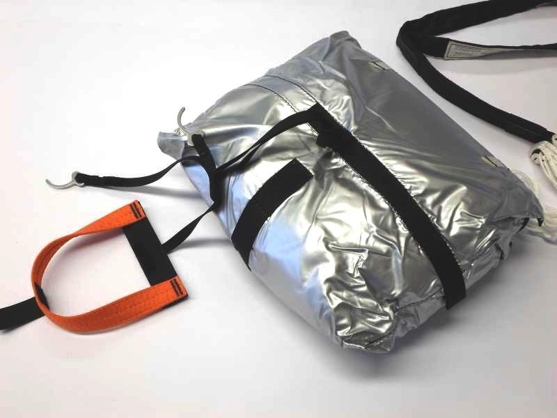 1 Attach the release handle to the rescue chute bag.