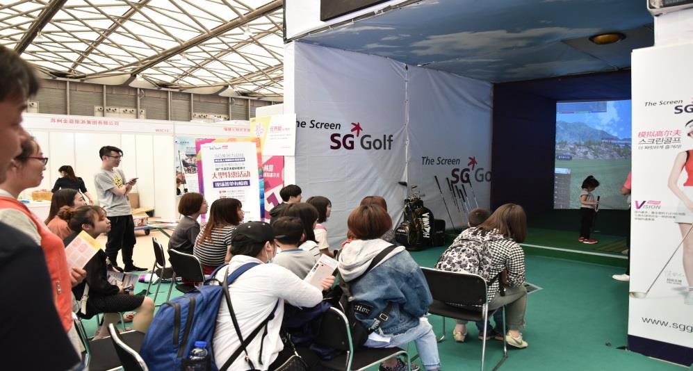 The exhibitors of indoor golf simulator, golf
