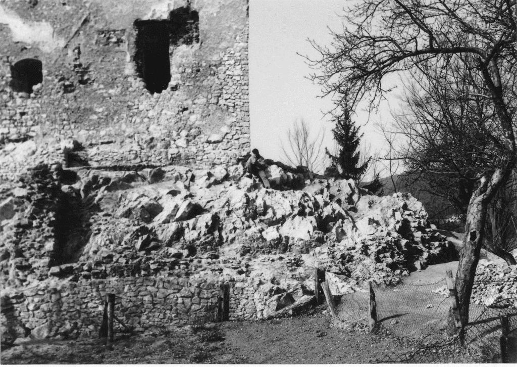 88, 93 poorly built stone wall of the basement of the palatial tower 82, 92 stone feature in functon of the stairs in front of the northern entrance in the triangular tower 15 west side of the