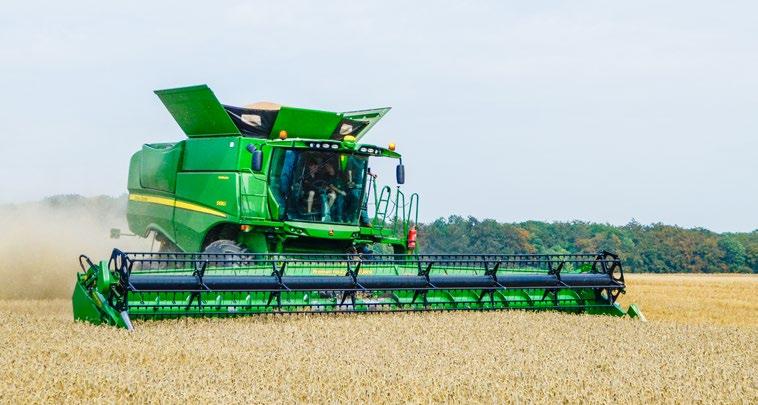 A new dimension in harvesting performance Perfect cutting platforms for your large John Deere combine.