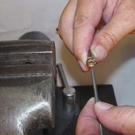 0While holding the hose, firmly on the nipple in the vise, move the socket on the hose forward over the flared braid and