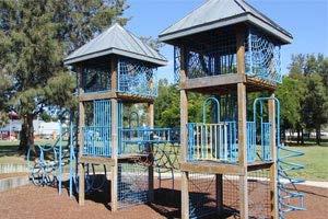 Weekday Day & Date Thursday, 23 March 2018 Time 9.30 10.30am There were moderate numbers of visitors to Tuggeranong Town Centre Playground on the Thursday of the school term.