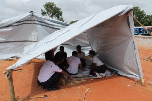 Teams were allowed to elevate the roof of their emergency shelter to their own requirements.